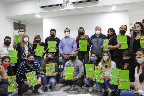Juan Pablo Valdes hizo  entrega de bienes de capital para 30 emprendedores de Ituzaingó