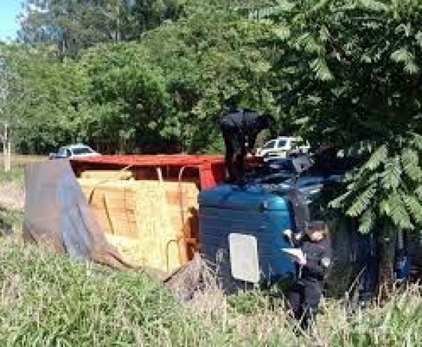Volcó un camión robado en Santo Tomé y el chofer se dio a la fuga