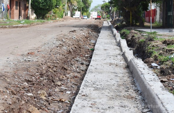 La Provincia suma más cordón cuneta en calles del barrio Villa García: Cerca de seis mil metros lineales en total