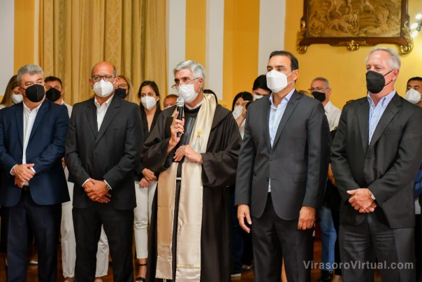 Invocación para que cesen los incendios: la imagen de la Virgen de Itatí visitó Casa de Gobierno