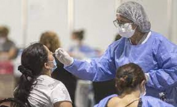 Coronavirus: los casos se redujeron un 50% en el último mes