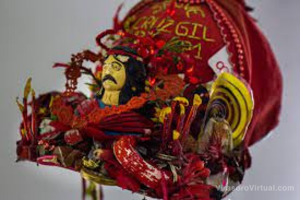 Un artista correntino armó una obra con escombros demolidos del Gauchito Gil