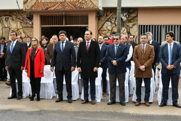 En el aniversario de Itá Ibaté, Valdés entregó subsidio, firmó convenios de obras y anunció más inversiones