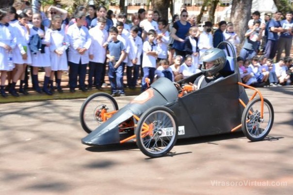 Alumnos de la Escuela Técnica Nuevo Milenio compiten con su auto eléctrico en Corrientes