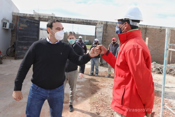 En Paso de los Libres, Valdés entregó una ambulancia y visitó una comisaría en construcción
