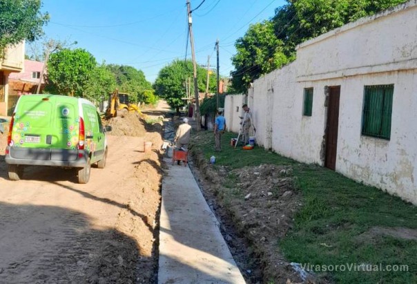 La Provincia construye un importante desagüe pluvial y cordón cuneta en el Sol de Mayo